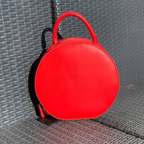 red round purse